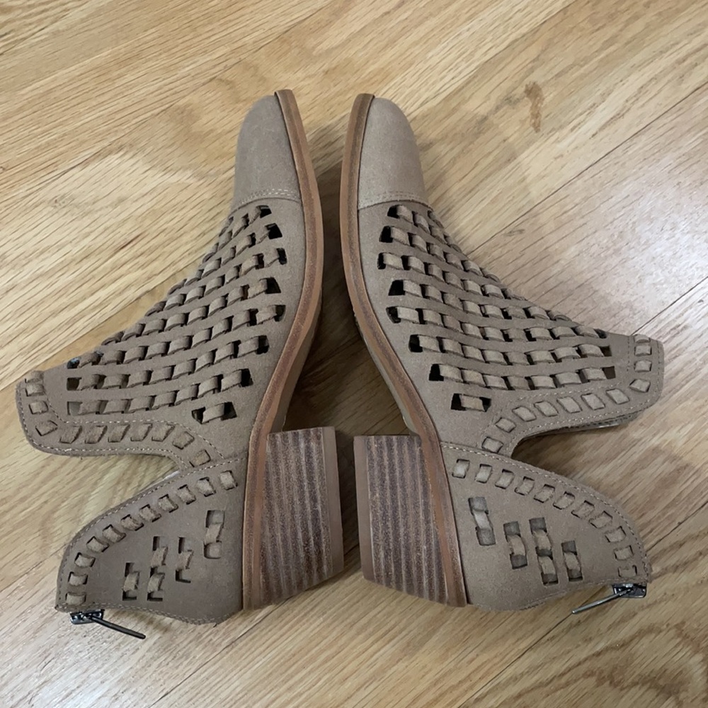 New Tan Vince Camuto Booties In Size 5.5. - image 5